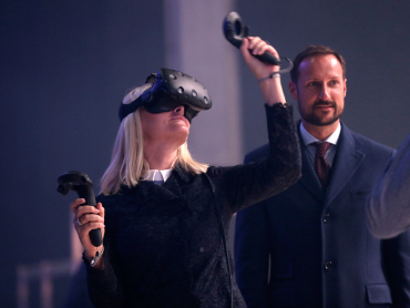 The Crown Prince and Crown Princess got the chance to try VR goggles during Oslo Innovation Week. Photo: Vidar Ruud / NTB scanpix
